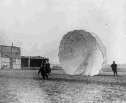 Lancio con paracadute di Albert Berry - 1912 Lancio con paracadute di Albert Berry - 1912